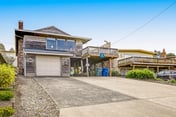 Spacious Coastal Retreat Walk to Beach with Hot Tub and Dog Friendly