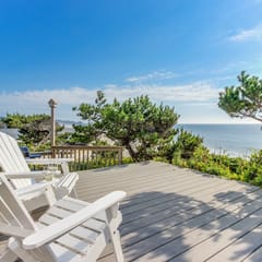 Perfect oceanfront beach getaway with amazing views walk to the beach