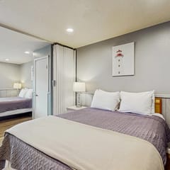 Charming Dog Friendly Room with Kitchenette Near the Beach and Downtown