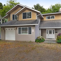 Dog friendly home with enclosed yard game room private hot tub near the beach