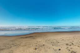 Elegant Condo with Beautiful Ocean Views and Nearby Beach Access - Image 5
