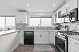 Gorgeous Retreat with Separate Cottage Private Hot Tub and Close Beach Access