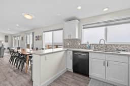 Gorgeous Retreat with Separate Cottage Private Hot Tub and Close Beach Access