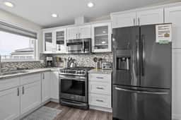 Gorgeous Retreat with Separate Cottage Private Hot Tub and Close Beach Access
