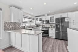 Gorgeous Retreat with Separate Cottage Private Hot Tub and Close Beach Access