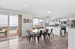 Gorgeous Retreat with Separate Cottage Private Hot Tub and Close Beach Access - Image 4