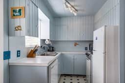 Cottage near the beach perfect for a couple with deck grill and fireplace - Image 5