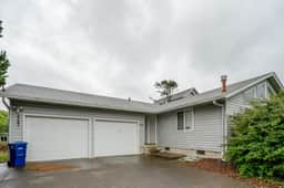 Cozy dog friendly getaway one block from beach with fireplace and gas grill