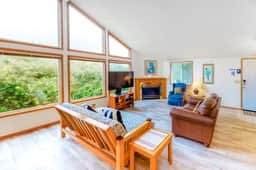 Cozy dog friendly getaway one block from beach with fireplace - Image 2