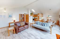 Cozy dog friendly getaway one block from beach with fireplace - Image 3