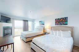 Dog Friendly Studio with Ocean Views and Free WiFi Close to Beach Access