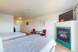 Dog Friendly Studio with Ocean Views and Free WiFi Close to Beach Access
