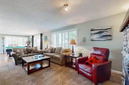 Eclectic home with amazing 360 degree view deck private hot tub and game room
