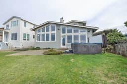Oceanfront house with private hot tub and amazing ocean views