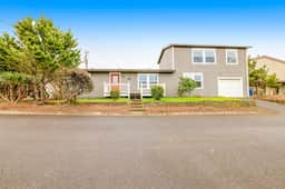 Ocean view home with pool table and fast WiFi steps to beach shops and eateries