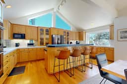 Idyllic Cape retreat with ocean views and private hot tub walk to state beach