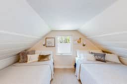 Cottage de la Mer House in Lincoln City with serene porch walk to the beach