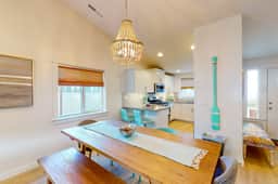 Dog friendly home near the ocean with private patio, fireplace & central AC - Image 5