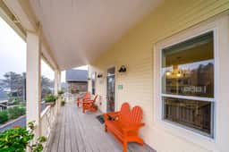 Charming three story getaway with two cozy living areas walk to the beach