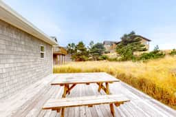 Comfortable home close to beach with deck and game room close to town