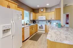 Comfortable home close to beach with deck and game room close to town - Image 5