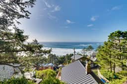 Perfect oceanside getaway with magnificent ocean views and beach nearby
