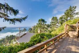 Perfect oceanside getaway with magnificent ocean views and beach nearby