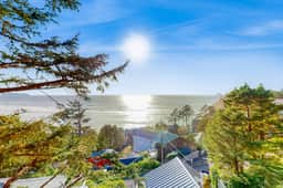 Perfect oceanside getaway with magnificent ocean views and beach nearby - Image 3