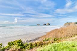 Perfect oceanside getaway with magnificent ocean views and beach nearby - Image 4
