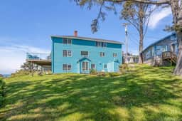 Oceanview Group Getaway in Prime Beachside Location