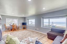 Oceanview Group Getaway in Prime Beachside Location - Image 5