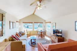 Family friendly house with ocean and beach views WiFi and steps away from the beach - Image 4
