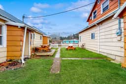 Dog Friendly Coastal Cottage Minutes from Downtown and One Block to Beach - Image 3