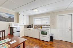 Modern Dog Friendly Cottage in a Great Location Minutes to Downtown and Beach