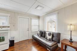 Modern Dog Friendly Cottage in a Great Location Minutes to Downtown and Beach - Image 5
