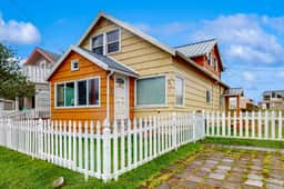 Dog Friendly Oceanside Escape with Easy Beach Access and Peaceful Surroundings