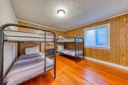 Seven Cozy Cottages Minutes to Beach and Downtown Dogs Welcome