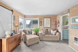 Coastal cottage in Rockaway Beach, steps to ocean