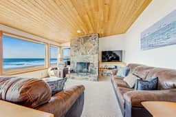 Two story oceanfront retreat with a washer dryer firepit and Ping Pong table - Image 5