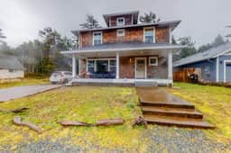 Beautiful Craftsman home with private hot tub and pool table walk to beach