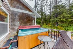 Beautiful Craftsman home with private hot tub and pool table walk to beach
