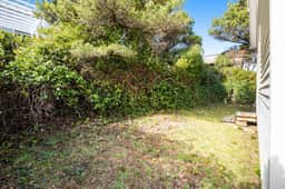 Lake view getaway steps from beach with WiFi and private washer dryer