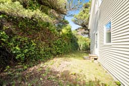 Lake view getaway steps from beach with WiFi and private washer dryer