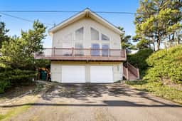 Lake view getaway steps from beach with WiFi and private washer dryer - Image 2