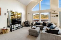Lake view getaway steps from beach with WiFi and private washer dryer - Image 3