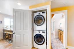 Huge dog friendly castle with ocean view decks 5 minutes to the beach