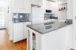 Huge dog friendly castle with ocean view decks 5 minutes to the beach - Image 5