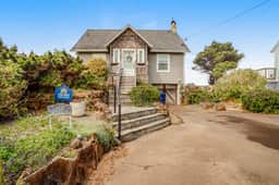 Oceanfront cottage with water view deck gas fireplace and washer dryer