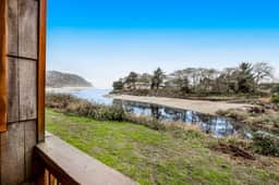 Vibrant polished condo with oceanfront views patio and with easy beach access - Image 2