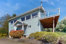Family friendly ocean view home with spacious deck walk to beach books and games - Image 2